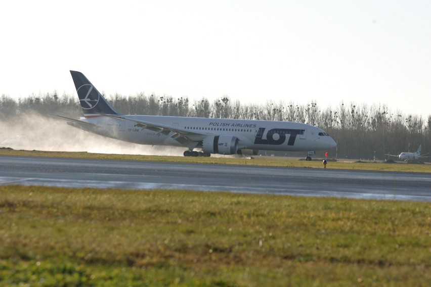 Dreamliner we Wrocławiu. Tłumy przyszły go podziwiać (ZDJĘCIA)