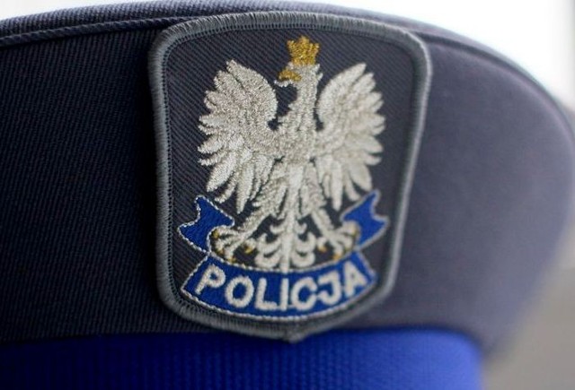 Na rozbój w mundurze

W ręce kryminalnych z Sopotu wpadł przebieraniec, który okradł jedną z mieszkanek miasta, podając się... za policjanta. Jak ustalili śledczy, sprawców było dwóch. Napastnicy wtargnęli do jednego z mieszkań, kobiecie, która otworzyła im drzwi, zerwali z szyi złoty łańcuszek, i uciekli. Mundurowi zatrzymali 26-letniego mieszkańca Sopotu, jak się okazuje - recydywistę, karanego wcześniej za przestępstwa przeciwko zdrowiu i życiu. Teraz grozi mu nawet 15 lat odsiadki.