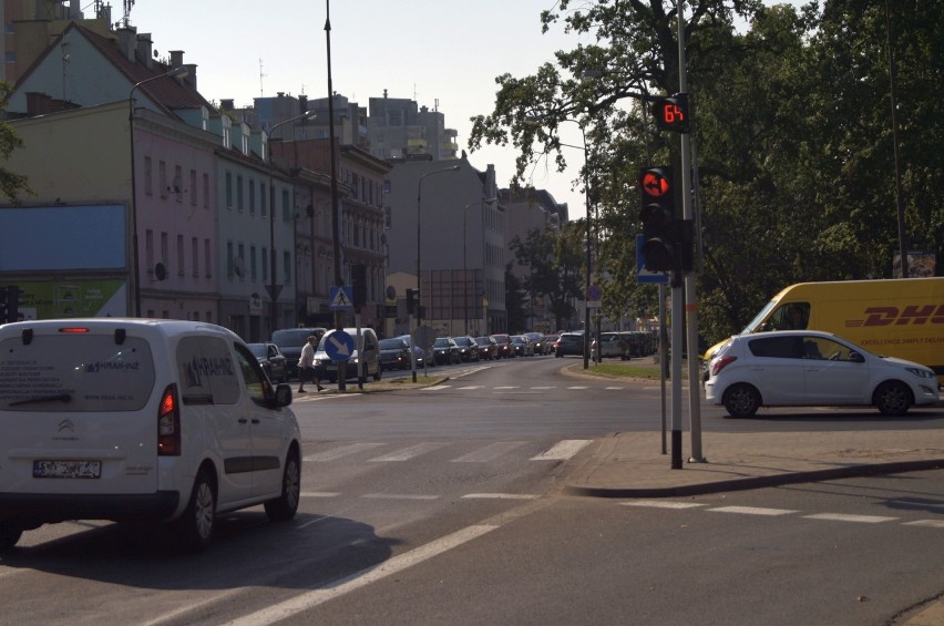 Prawy pas na ul. Wrocławskiej się korkuje, a z lewego mało...