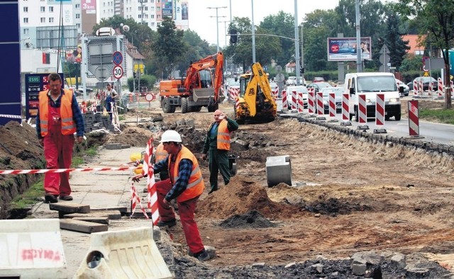 Zdaniem kierowców, prace na tym skrzyżowaniu idą wyjątkowo wolno, na czym cierpią ich nerwy i samochody