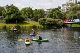 Sezon kajakowy wystartował w Warszawie. Miasto informuje o zasadach zapisów na spływy i zachęca do spędzania czasu nad rzeką 