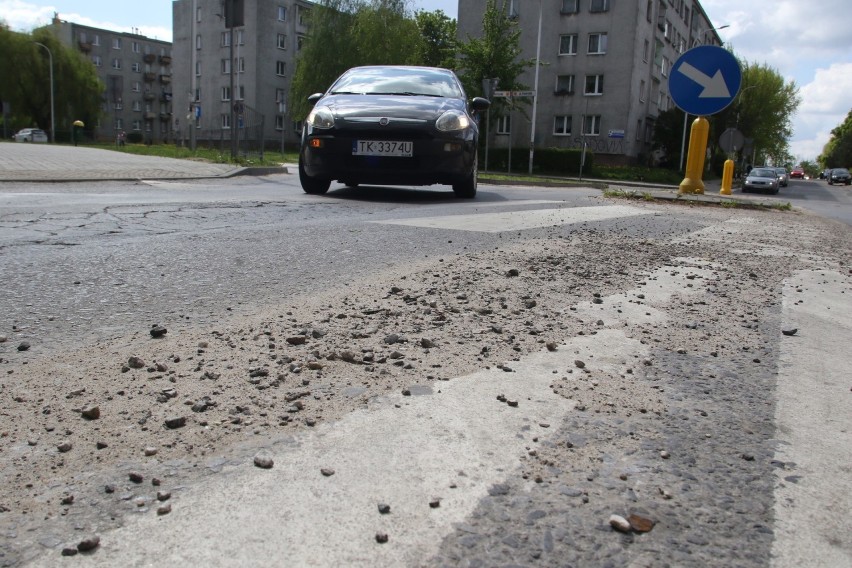 Piach leży na wielu ulicach. W samym centrum pełno go jest...