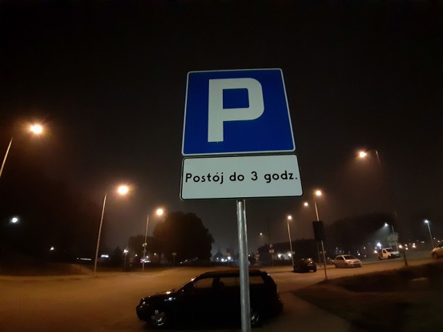 Na parkingu koło cmentarza wprowadzono czasowe ograniczenie postoju