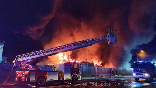 Pożar w firmie przetwarzającej odpady elektryczne w Bogumiłowie (powiat bełchatowski)