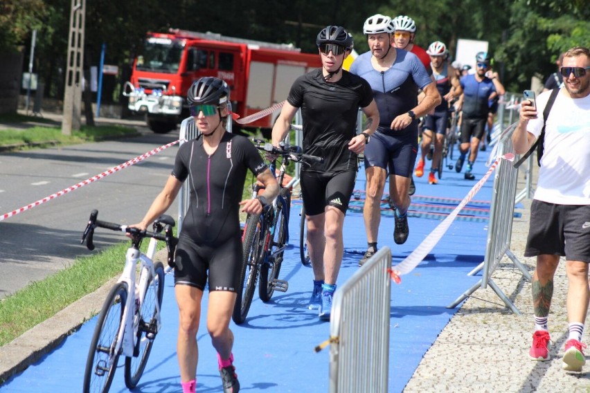 Samsung River Triathlon w Koninie. Ponad 300 zawodników na starcie. Wśród nich wiceprezydent Konina [FOTO i WIDEO]