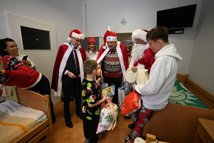 Samorządowi Mikołaje odwiedzili dzieci przebywające w...