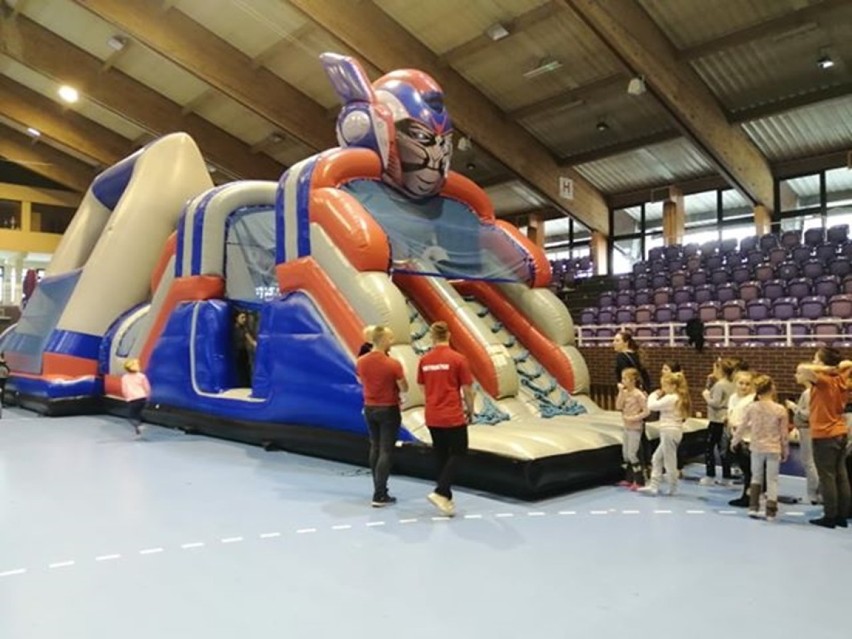 W Hali Widowiskowo - Sportowej w Głogowie są wielkie, darmowe dmuchańce dla dzieci. ZDJĘCIA 