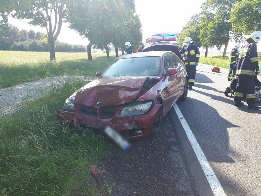 BMW, golf i ford zderzyły się w Wapnicy. Dwóch mężczyzn zostało rannych ZDJĘCIA