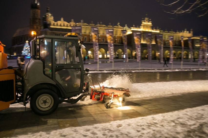 W Krakowie spodziewają się pierwszego śniegu. W gotowości są 252 pojazdy, zgromadzono 12700 ton soli. Czy zima nie zaskoczy drogowców?