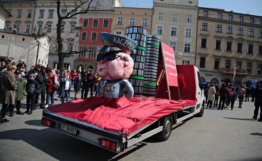 Nietypowa parada na ulicach Krakowa. Uderzają w PiS