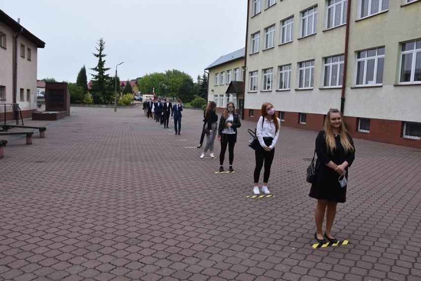 Z uwagi na epidemię, maturzyści musieli zachowywać od siebie...