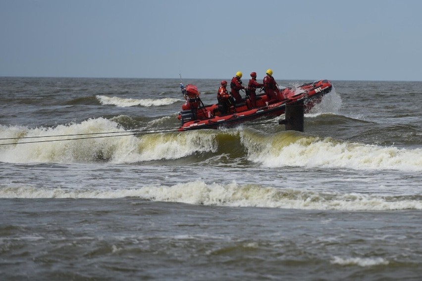 Horror w Jantarze: gdy ratowano niedoszłych topielców, plażowicze beztrosko wchodzili do wody!