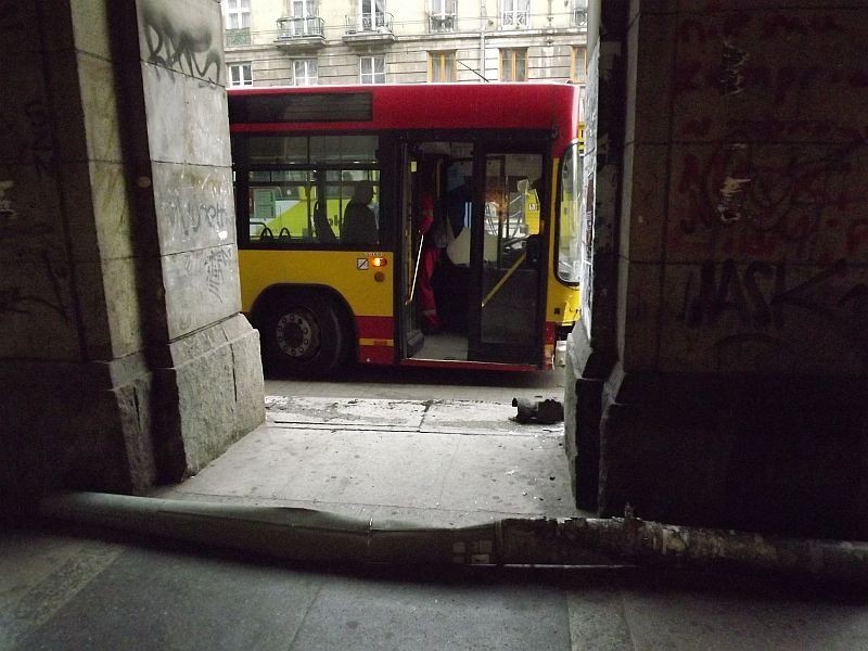 Wrocław: Autobus wjechał na chodnik i uderzył w znak przy arkadach (ZDJĘCIA)