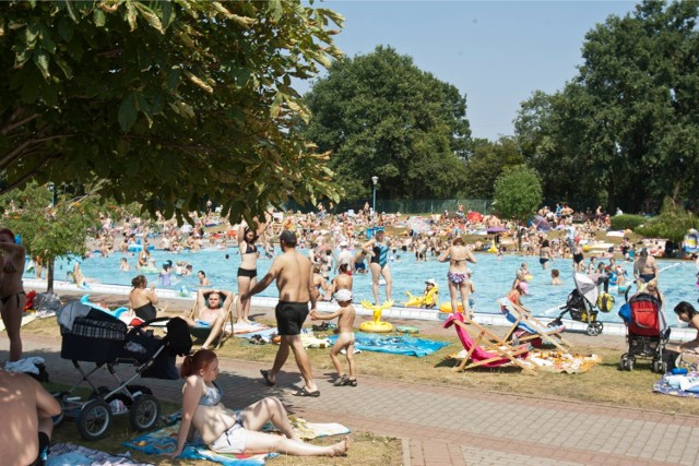 Odkrytych basenów we Wrocławiu jak na lekarstwo. A będzie ich jeszcze mniej, bo w przyszłym roku remont przejdzie basen przy Wejherowskiej przed World Games 2017. Na razie jednak to i pozostałe kąpieliska pod chmurką w naszym mieście przeżywają prawdziwe oblężenie w upalne dni. Na trawie ręcznik przy ręczniku, a w basenie gotuje się zupa z ludzi. Z kolei w aquaparku, który oferuje również kąpiel w basenach zewnętrznych, dla niektórych może być dość drogo - bilet całodzienny normalny kosztuje 67 zł, a na trzy godziny - 41 zł. 

Za tę kwotę możemy spędzić cały dzień na odkrytym basenie niedaleko Wrocławia, włącznie z dojazdem w dwie strony – a jeszcze na prowiant zostanie. 

Porównując oferty, przyjęliśmy kilka założeń:
kupujemy bilet na pobyt całodniowy,nie korzystamy z możliwości wejścia do basenu krytego za dopłatą,w podróż jedziemy pociągiem,na basenie i w pociągu kupujemy bilet normalny.