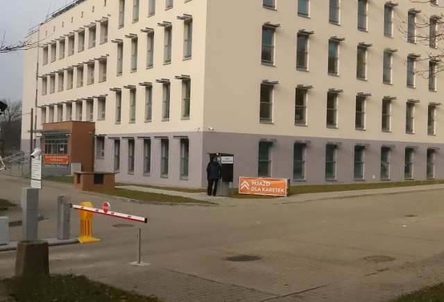 Covidowy szpital tymczasowy w Radomiu jest przepełniony, każde zwolnione łóżko natychmiast zajmuje kolejny chory.