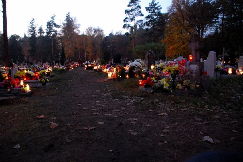 Lęborski cmentarz wieczorem okiem Zbigniewa Junika