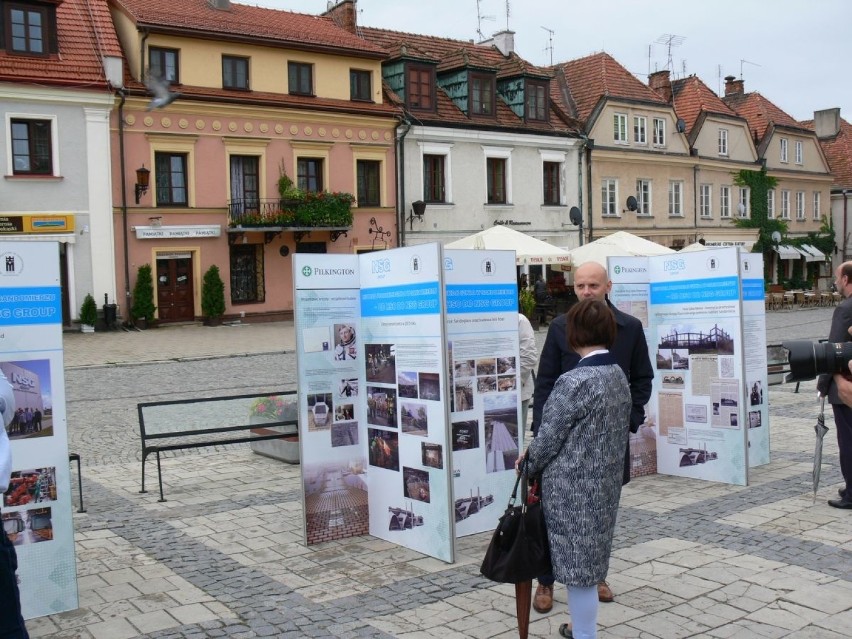 Plenerowa wystawa na sandomierskim Rynku "Historia produkcji szkła w Sandomierzu od HSO do NSG Group"