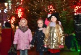 Mikołaj odwiedził mieszkańców Kościerzyny. Podczas spotkania na Rynku nastąpiło włączenie lampek na choince ZDJĘCIA