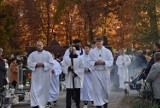 Wszystkich Świętych 2023. Nowotomyślanie tłumnie uczestniczyli w procesji żałobnej i mszy św. na cmentarzu