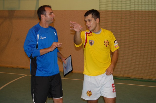 Olegs Matvejevs (z prawej) wymienia uwagi z trenerem Tomaszem Aftańskim