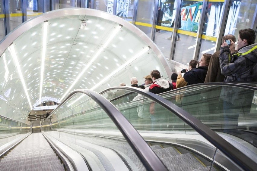 Awarie schodów w II linii metra. „Pasażerowie naciskają przycisk STOP”