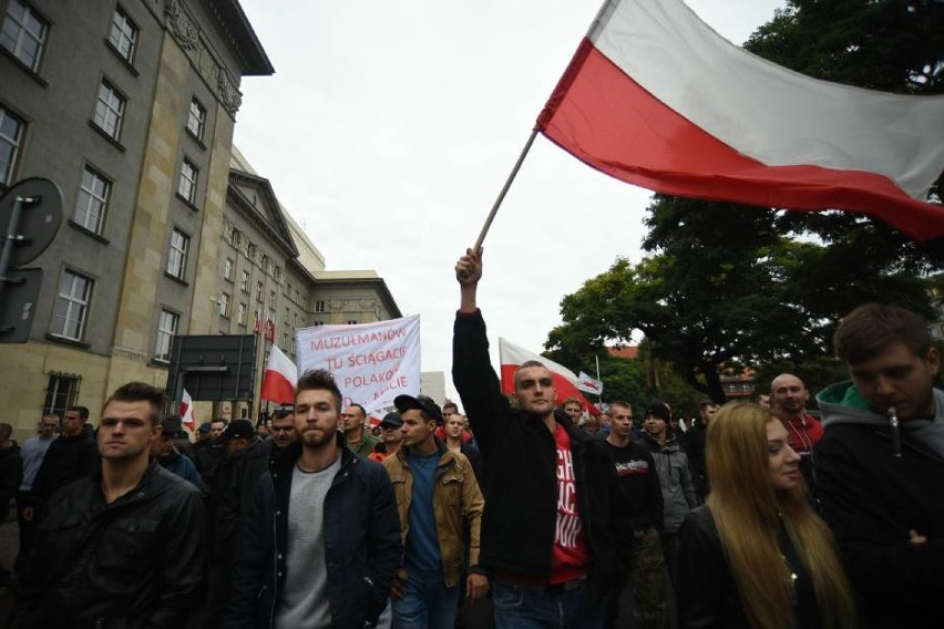 Śląskie: Wojewoda pyta gminy, czy przyjmą uchodźców. Większość na NIE [SONDA]