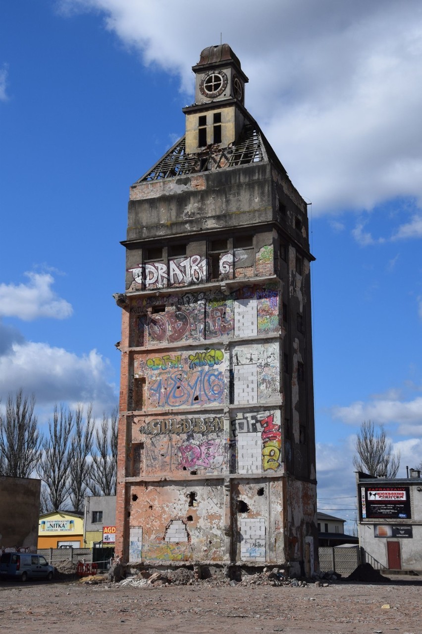 Nieodpowiedzialność czy sztuka? Graffiti na jednym z najwyższych i nieczynnych budynków w Nowej Soli