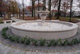 Zakończył się remont Parku Staromiejskiego w Żorach. Są nowe alejki, fontanna i sporo miejsca do odpoczynku. Zobacz zdjęcia przed i po! 