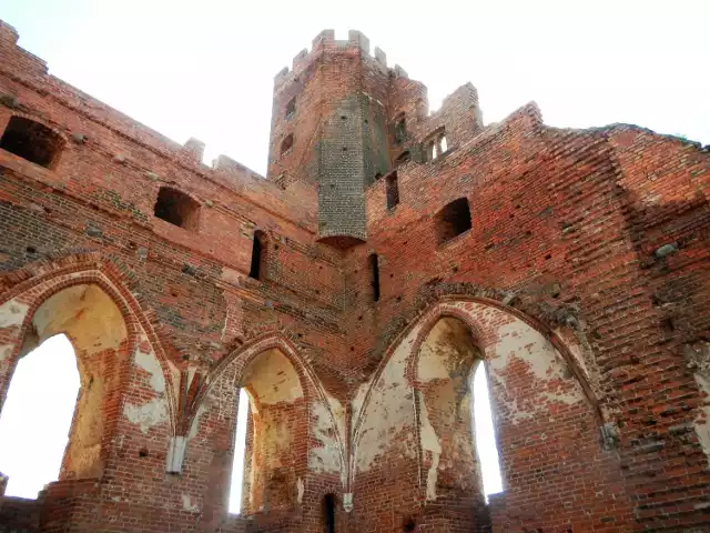 Nad Radzyniem Chełmińskim do dziś wysoko wznoszą się dwie wieże dawnego klasycznego konwentualnego zamku krzyżackiego. Budowę rozpoczęto prawdopodobnie około roku 1280, a zakończono w 1329. Do naszych czasów najlepiej zachowało się skrzydło południowe