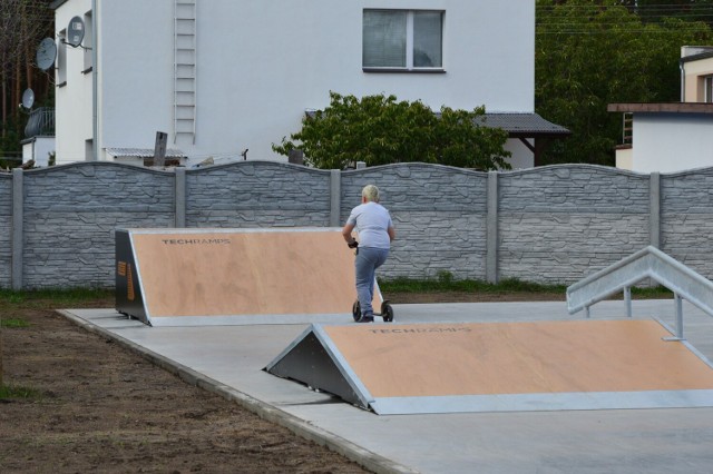 Dzieci chętnie korzystają ze skateparku w Jordanowie.