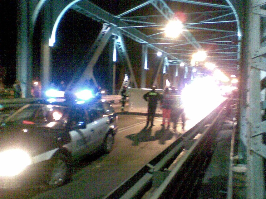 Próba samobójcza na moście w Toruniu [ZDJĘCIA]