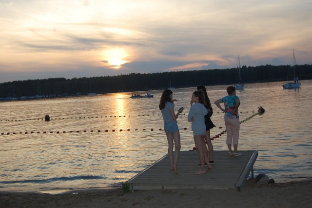 Tłumy gości spędziło miniony weekend w Pieczyskach. Za dnia tłoczno było na plaży, wieczorem na głównym trakcie miejscowości, gdzie kawiarenki pod parasolami. Żeglarze też przyjechali. Atrakcją m.in. koncert operetkowy, na który zaprosił turystów na plażę Ryszard Smęda.


Pogoda na dzień (04.07.2016) | KUJAWSKO-POMORSKIE
TVN Meteo Active

