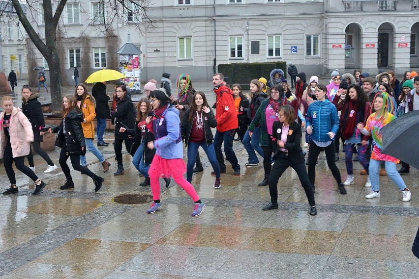 Tańczyli na Rynku w Kielcach, by protestować przeciwko przemocy wobec kobiet