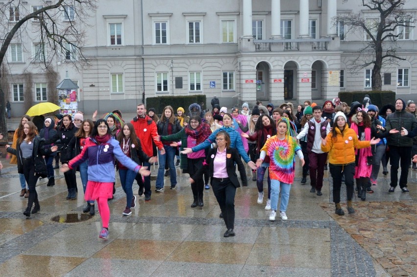 Tańczyli na Rynku w Kielcach, by protestować przeciwko przemocy wobec kobiet
