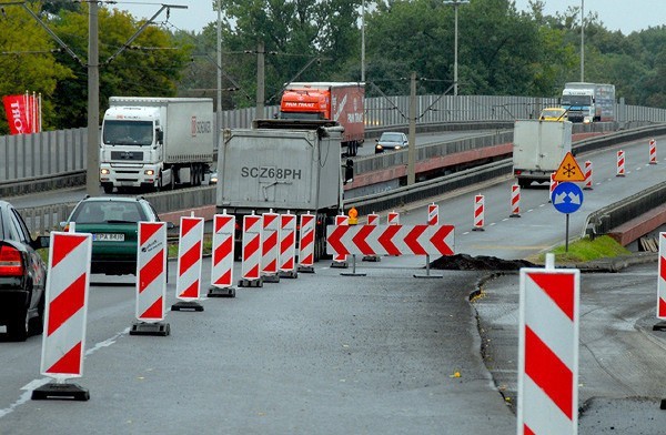 Trwają prace na zachodniej jezdni al. Włókniarzy w rejonie skrzyżowania z al. Mickiewicza.