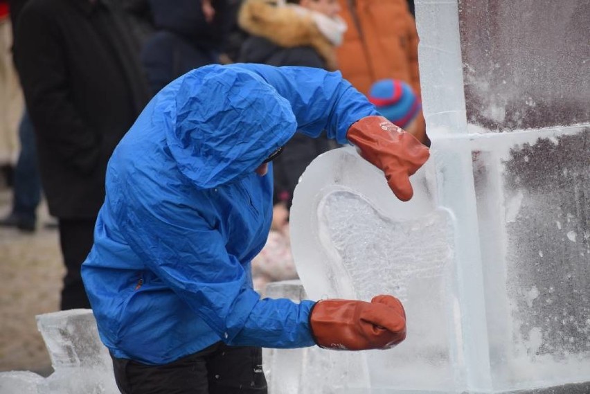 On z premedytacją kopał, ona się przyglądała. Rzeźba lodowych sań zniszczona[FOTO]