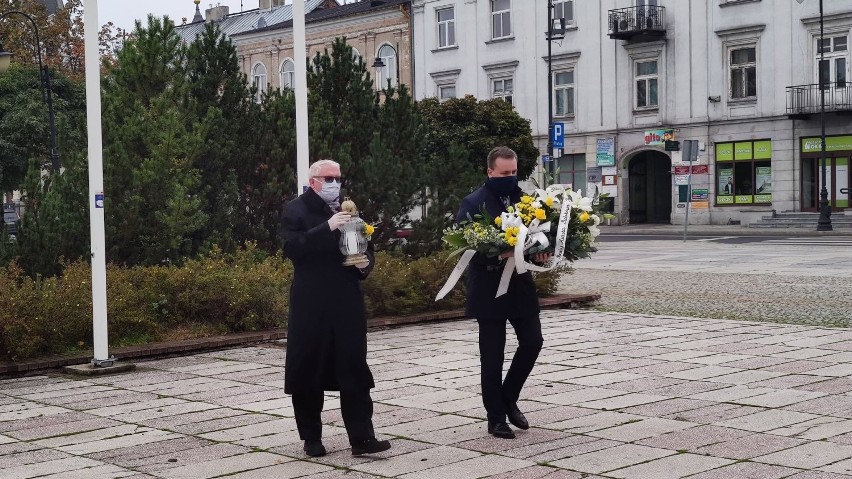 42. rocznica wyboru Karola Wojtyły na papieża. Kwiaty pod...