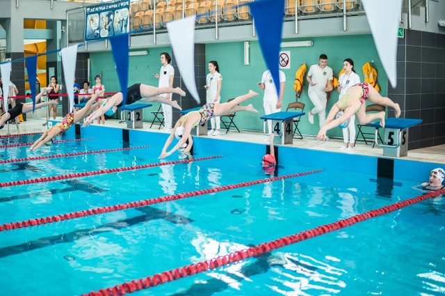 W sobotę 6 marca, bez udziału publiczności na pływalni Powiatowego Centrum Sportowego w Staszowie, odbyły się zawody pływackie w ramach Małej Świętokrzyskiej Ligi Pływackiej. W imprezie udział wzięli zawodnicy i zawodniczki z roczników: 2010, 2011 oraz 2012. Wystartowało 162 zawodników reprezentujących 9 klubów: KS KSZO Ostrowiec Świętokrzyski, MUKP ORKA MOSiR Kielce, MUKS FOKA Sandomierz, MUKS FOKA Sandomierz, MUKS UNIA Busko Zdrój, SKP Barakuda Starachowice, SL Salos Cortile Kielce, SSiR Centrum Staszów (Centrum Staszów), TS Połaniec. Organizatorami zawodów byli: Świętokrzyski Okręgowy Związek Pływacki oraz Stowarzyszenie ,,Centrum Sport i Rekreacja”, we współpracy z Powiatowym Centrum Sportowym. Zawodnicy rywalizowali w konkurencjach indywidualnych oraz w sztafecie 4 x 50. Szczegółowe wyniki zawodów dostępne są na stronie Świętokrzyskiego Okręgowego Związku Pływackiego: www.sozp.org