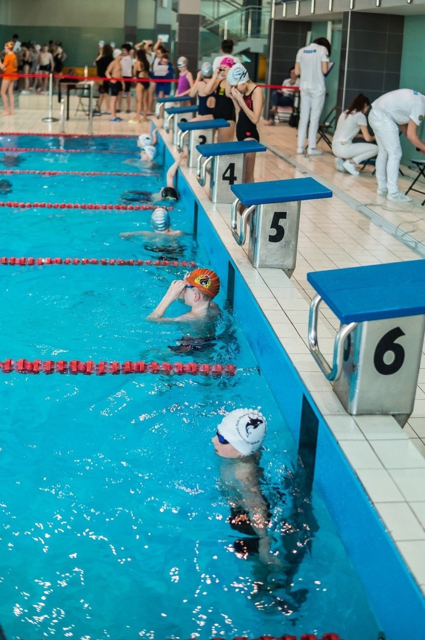 1 runda Świętokrzyskiej Ligi Pływackiej na basenie w Staszowie. Wystartowało 162 zawodników (DUŻO ZDJĘĆ)