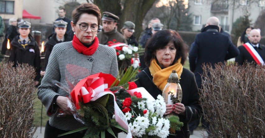 Wieluń uczcił pamięć "Żołnierzy Wyklętych". Miejskie uroczystości pod pomnikiem rtm. Witolda Pileckiego ZDJĘCIA