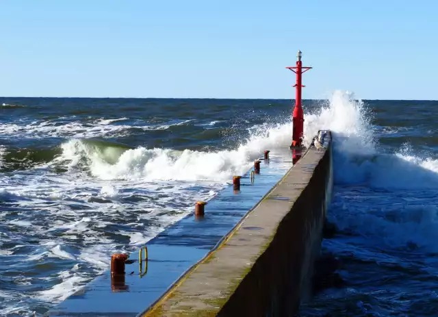 Wietrzna pogoda wywołała sztormy, których skutkiem są poważne zniszczenia w Rowach. Morze zabrało niemal całą plażę po stronie wschodniej i zabrało kilka metrów klifu.