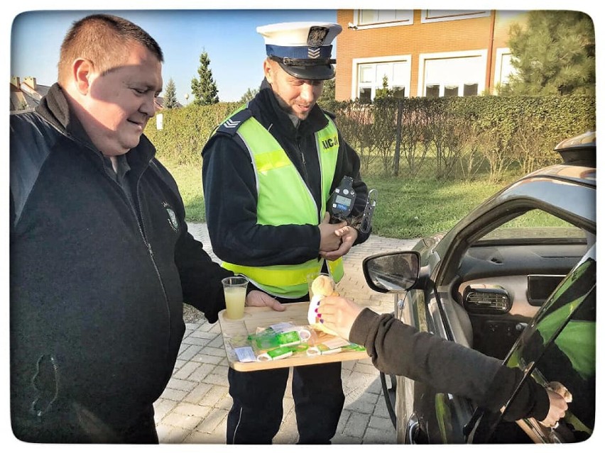 Kubek soku z cytryny czy maskotki i odblaski? Akcja policjantów z Pruszcza zdaje egzamin |ZDJĘCIA