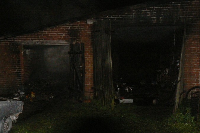 Pożar w Broniszewie. Spłonął samochód w garażu