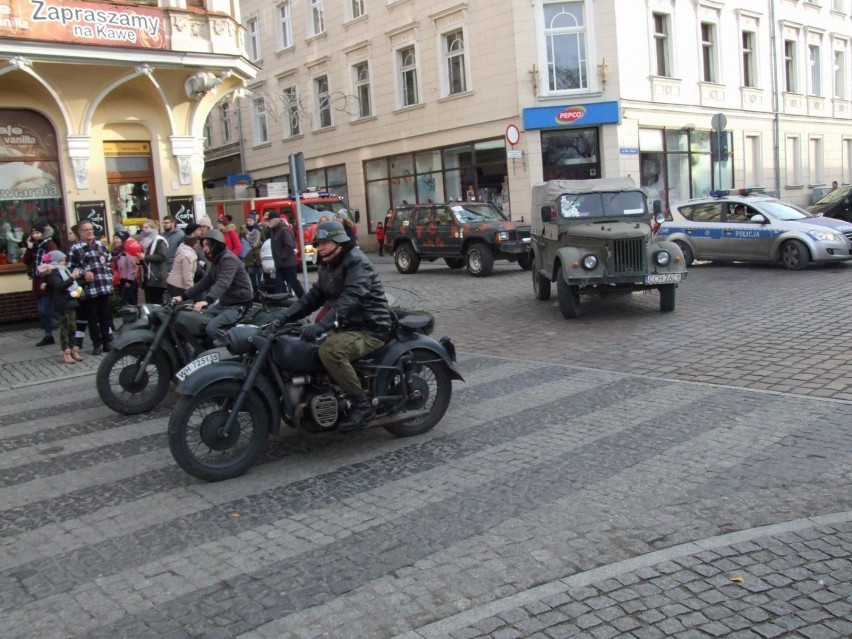 Takie pojazdy nie co dzień parkują na rynku w Chełmnie [zdjęcia]