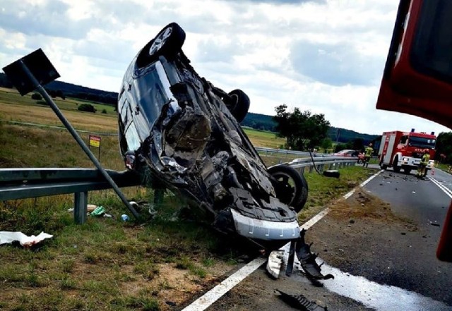 Pojazdy uczestniczące w wypadku zostały mocno rozbite. Droga była zablokowana przez kilka godzin.