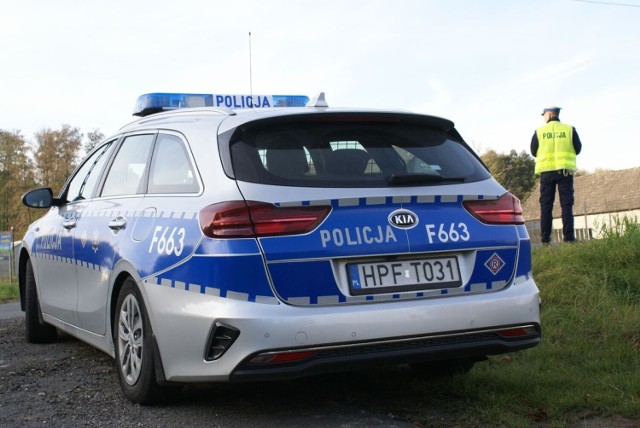Wieluńscy policjanci zatrzymali kierowcę volkswagena caddy, który w obszarze zabudowanym dwukrotnie przekroczył dozwoloną prędkość. 31- latek był już w tym roku karany za zbyt szybką jazdę. Jako ,,recydywista’’ został ukarany mandatem w wysokości 3 tys. zł, 13 punktami karnymi i stracił prawo jazdy
