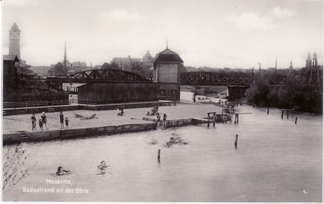 W jeziorach przylegających do ich miejscowości przed 1945 r. kąpali się latem mieszkańcy Pszczewa, Trzciela i Przytocznej. Uprawiali na nich także sporty wodne. Przede wszystkim popularne wówczas wioślarstwo. Chętnie pływali po nich również łodziami i żaglówkami, czego dowodem są archiwalne pocztówki sprzed drugiej wojny światowej.