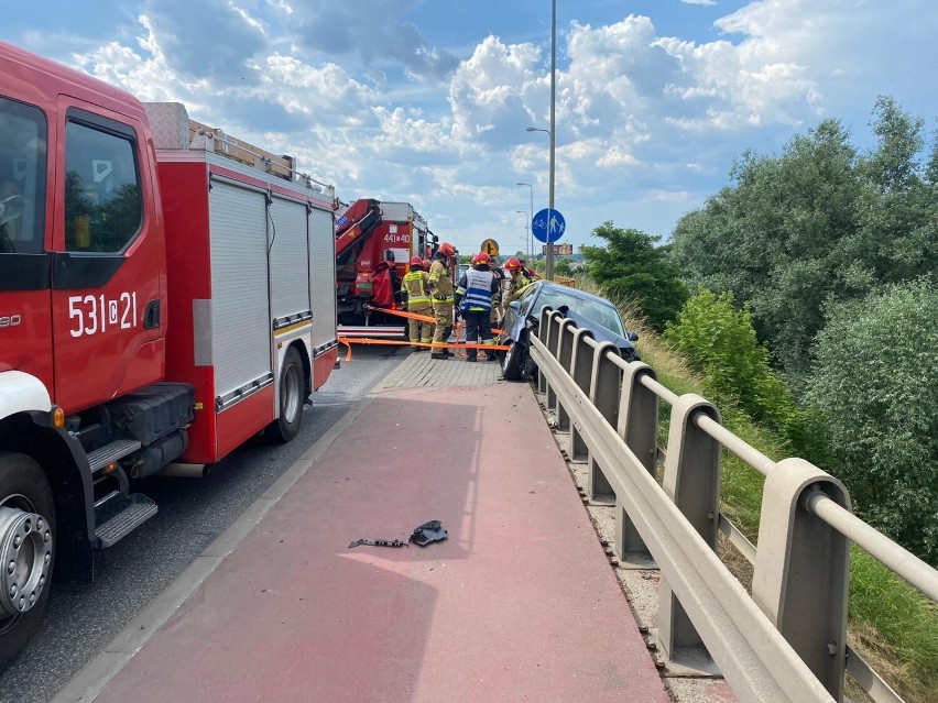 Poważny wypadek w Michalu. Samochód przebił bariery i zawisł nad drogą
