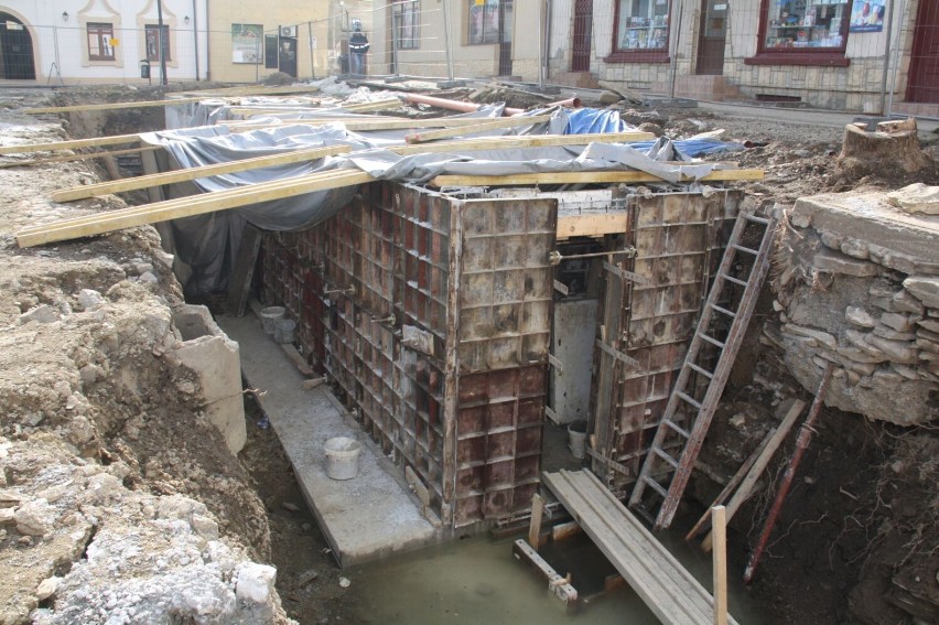 Rewitalizacja rynku w Dukli. Przebudowa piwnic zbliża się do półmetka. Co wykopali archeolodzy podczas ich oczyszczania? [ZDJĘCIA]