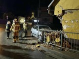 W Czarnym Dunajcu samochód z impetem wbił się w budynek. Dom jest poważnie uszkodzony 